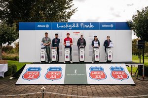 Gruppenfoto der Sieger auf einem Allianz Leaderboard