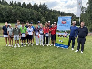 Gruppenfoto mit Kindern auf Wiese