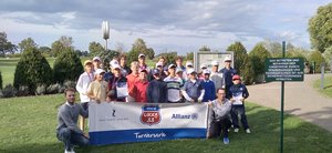 Gruppenfoto mit 20 Kindern auf einem Golfplatz